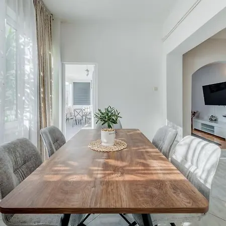New- 3 Bedroom In Apartment
