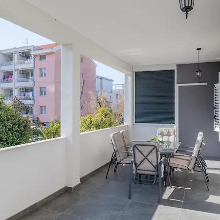 New- 3 Bedroom In Apartment *