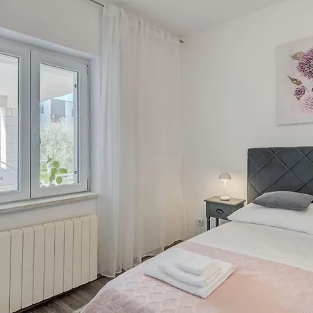 New- 3 Bedroom In Apartment