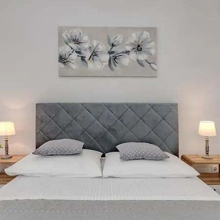 New- 3 Bedroom In Apartment *