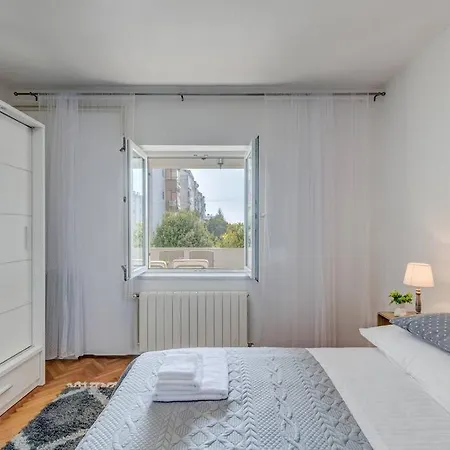 New- 3 Bedroom In Apartment *
