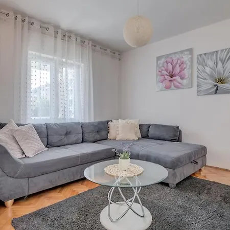 New- 3 Bedroom In Apartment *