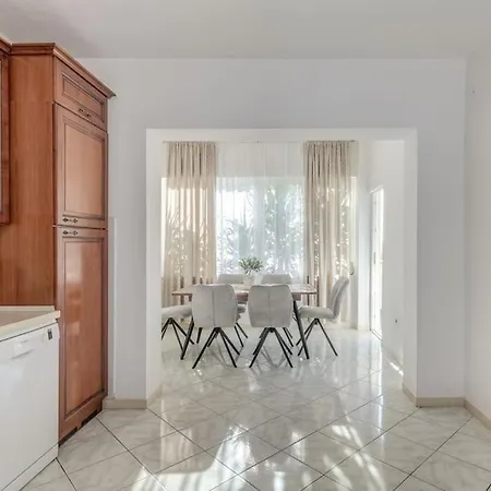 New- 3 Bedroom In Apartment *