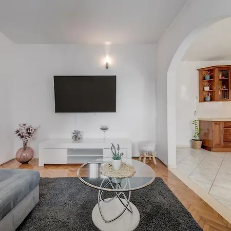 New- 3 Bedroom In Apartment