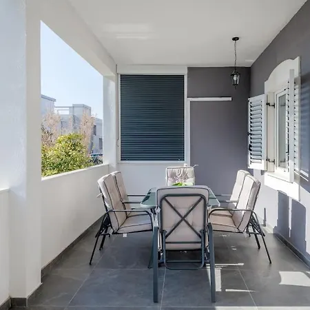 New- 3 Bedroom In Apartment *